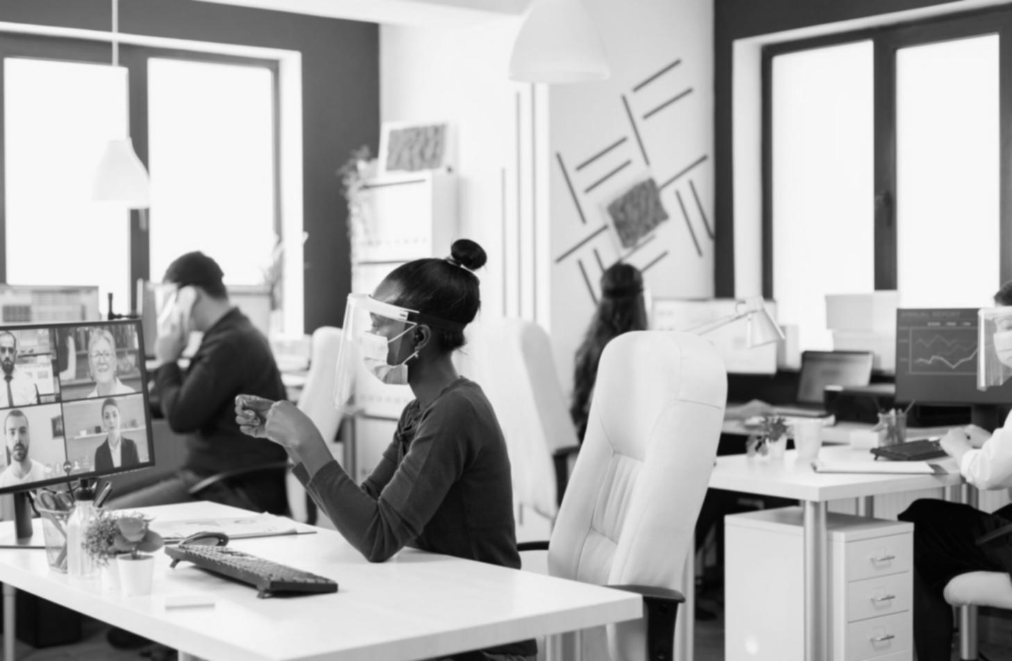 Teilnehmer beim gemeinsamen Lernen und Analysieren von Finanzdaten