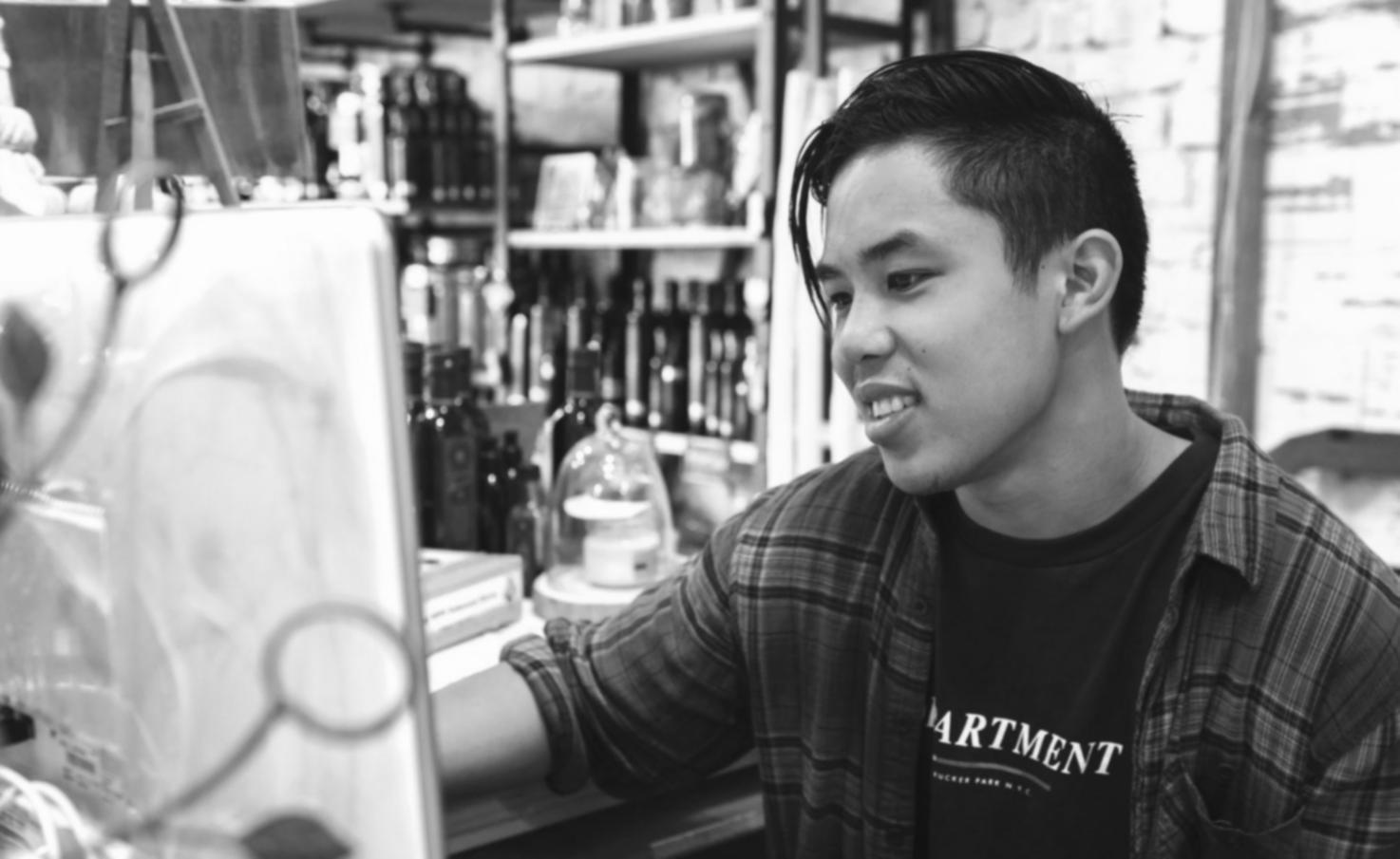 Arbeitsumgebung mit Finanzunterlagen und Analysewerkzeugen